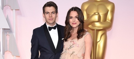 Keira Knightley y James Righton en la alfombra roja de los Oscar 2015