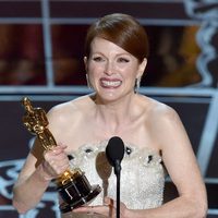 Julianne Moore se alza con el premio a Mejor Actriz en los Oscar 2015