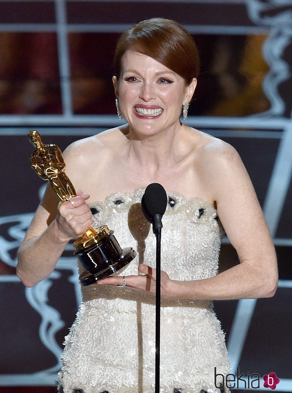 Julianne Moore se alza con el premio a Mejor Actriz en los Oscar 2015