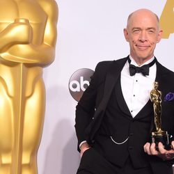 J.K. Simmons posa con su Oscar como Mejor Actor de reparto