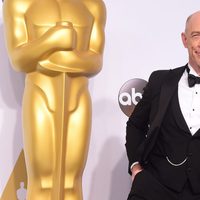 J.K. Simmons posa con su Oscar como Mejor Actor de reparto