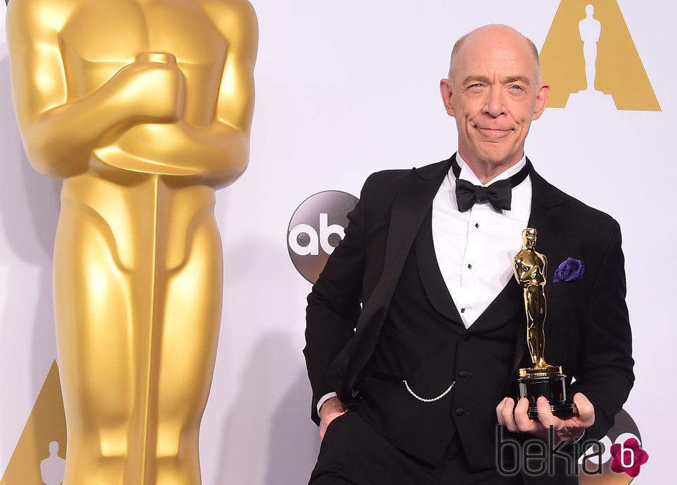 J.K. Simmons posa con su Oscar como Mejor Actor de reparto