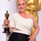 Patricia Arquette posa con su Oscar como Mejor Actriz de reparto