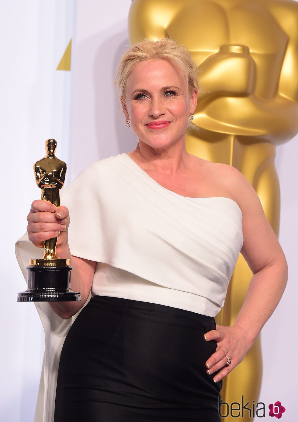 Patricia Arquette posa con su Oscar como Mejor Actriz de reparto