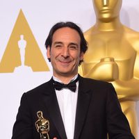 Alexandre Desplat con su primer Oscar tras vencer en Mejor Banda Sonora