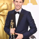 Eddie Redmayne posa con su primer oscar a Mejor actor 