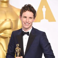 Eddie Redmayne posa con su primer oscar a Mejor actor 