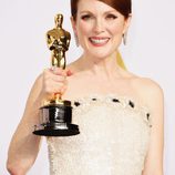 Julianne Moore posa con su primer Oscar como Mejor Actriz