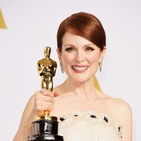 Julianne Moore posa con su primer Oscar como Mejor Actriz