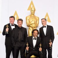 Alejandro González Iñárritu posa junto a sus tres Oscars y Sean Penn