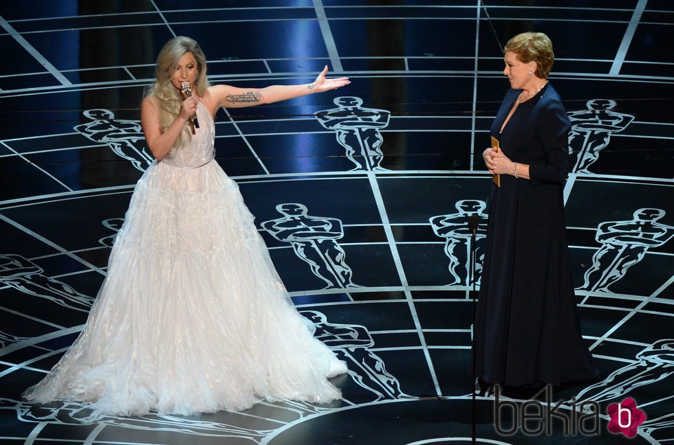 Lady Gaga y Julie Andrews tras el homenaje a 'Sonrisas y lágrimas' en los Oscar 2015