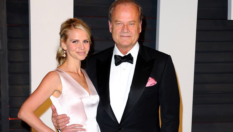 Kelsey Grammer y Kayte Walsh en la fiesta Vanity Fair tras los Oscar 2015