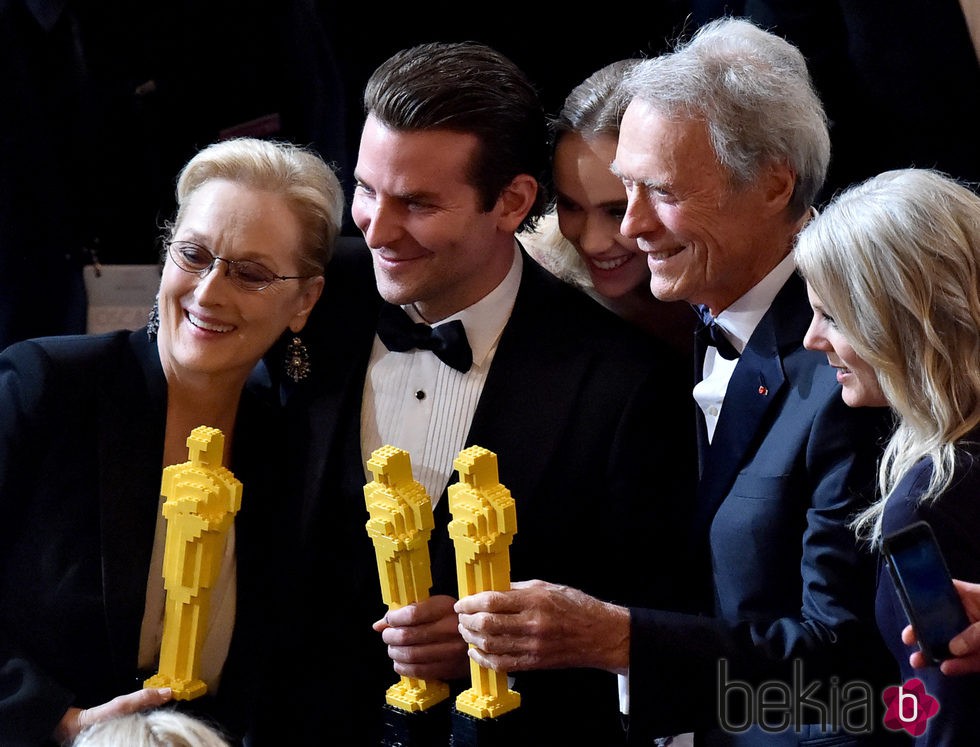 Meryl Streep, Bradley Cooper y Clint Eastwood posan con sus Oscar de LEGO