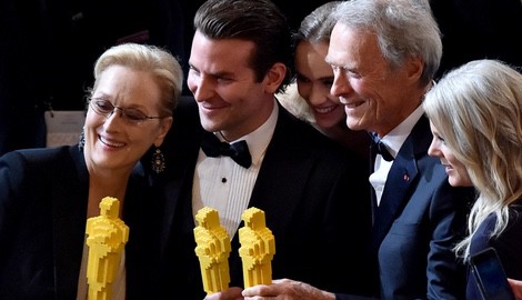 Meryl Streep, Bradley Cooper y Clint Eastwood posan con sus Oscar de LEGO