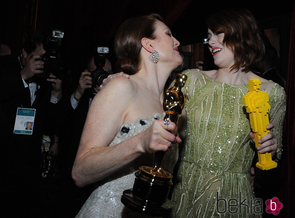 Julianne Moore y Emma Stone posan con sus estatuillas después de los Oscar 2015