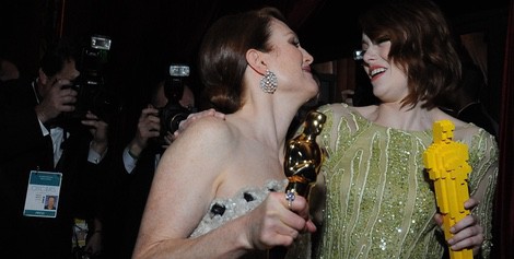 Julianne Moore y Emma Stone posan con sus estatuillas después de los Oscar 2015