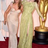 Jennifer Aniston y Emma Stone se divierten en la alfombra roja de los Oscar 2015