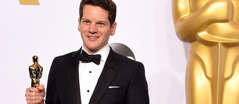 Graham Moore posa con su Oscar a 'Mejor Guión Adaptado'