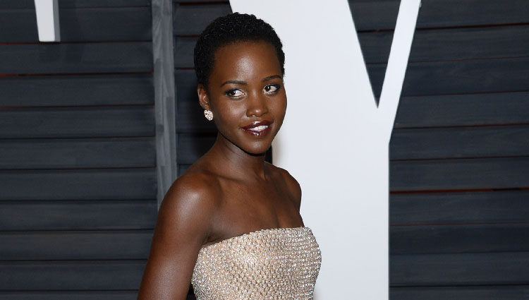 Lupita N'yongo en la fiesta Vanity Fair tras los Oscar 2015