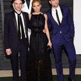 Tom Sturridge, Sienna Miller y Robert Pattinson en la fiesta Vanity Fair tras los Oscar 2015