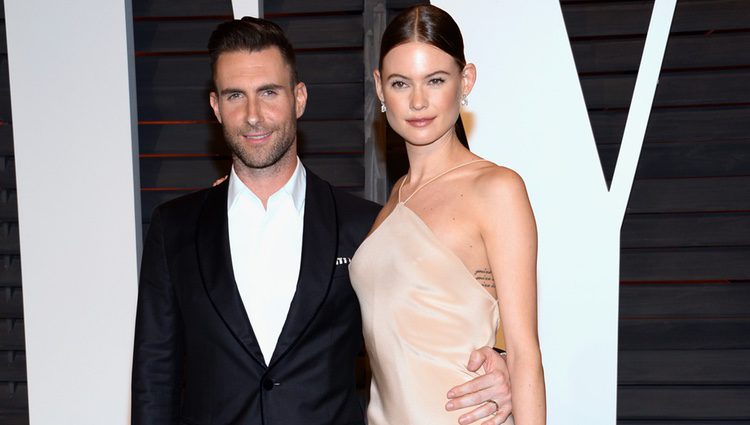 Adam Levine y Behati Prinsloo en la fiesta Vanity Fair tras los Oscar 2015