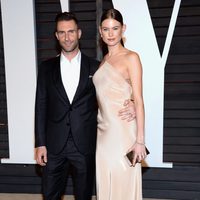 Adam Levine y Behati Prinsloo en la fiesta Vanity Fair tras los Oscar 2015