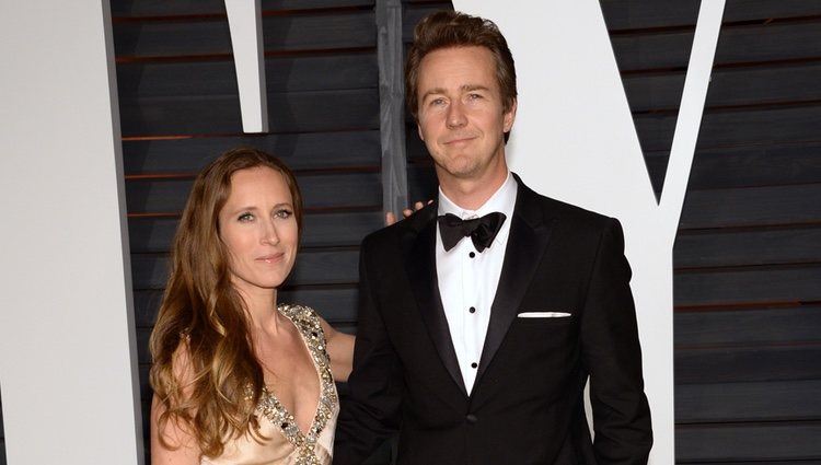 Edward Norton y Shauna Robertson en la fiesta Vanity Fair tras los Oscar 2015