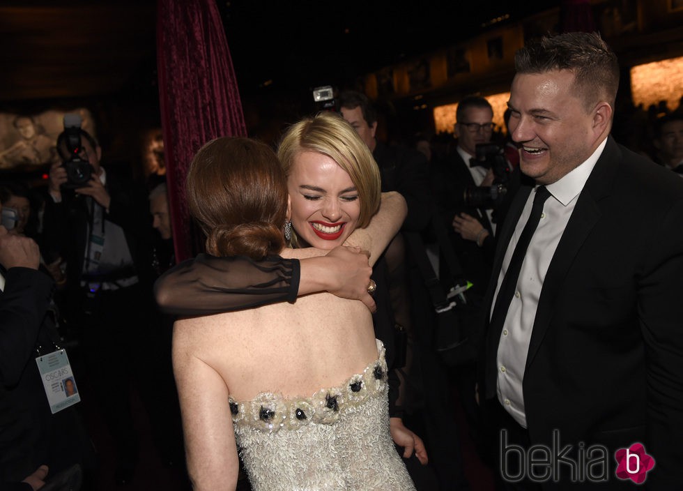 Julianne Moore y Margot Robbie se abrazan en la fiesta Governors Ball tras los Oscar 2015