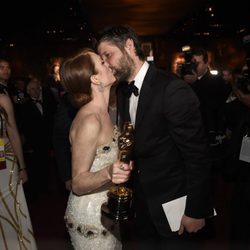 Julianne Moore besa a su marido en la fiesta Governors Ball tras los Oscar 2015