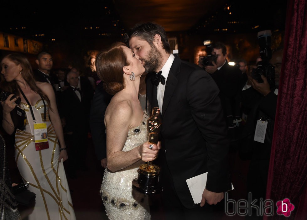 Julianne Moore besa a su marido en la fiesta Governors Ball tras los Oscar 2015