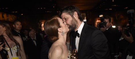 Julianne Moore besa a su marido en la fiesta Governors Ball tras los Oscar 2015