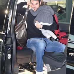 Cesc Fábregas con su hija Lia en brazos en el aeropuerto de Barcelona