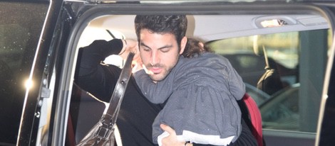 Cesc Fábregas con su hija Lia en brazos en el aeropuerto de Barcelona