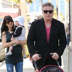 Hilaria Thomas y Alec Baldwin con su hija Carmen Gabriela tras la gala de los Oscar 2015