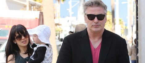 Hilaria Thomas y Alec Baldwin con su hija Carmen Gabriela tras la gala de los Oscar 2015