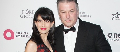 Alec Baldwin e Hilaria Thomas en la fiesta de Elton John tras los Oscar 2015