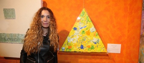 Blanca Cuesta junto a la obra con la que homenajea a Adolfo Suárez