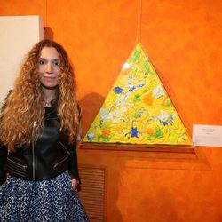 Blanca Cuesta junto a la obra con la que homenajea a Adolfo Suárez