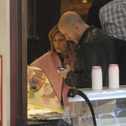 María Teresa Campos, indecisa entre la vainilla y el chocolate en un centro comercial de Madrid