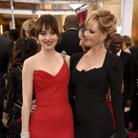 Melanie Griffith posa orgullosa con su hija Dakota Johnson en la alfombra roja de los premios Oscar 2015