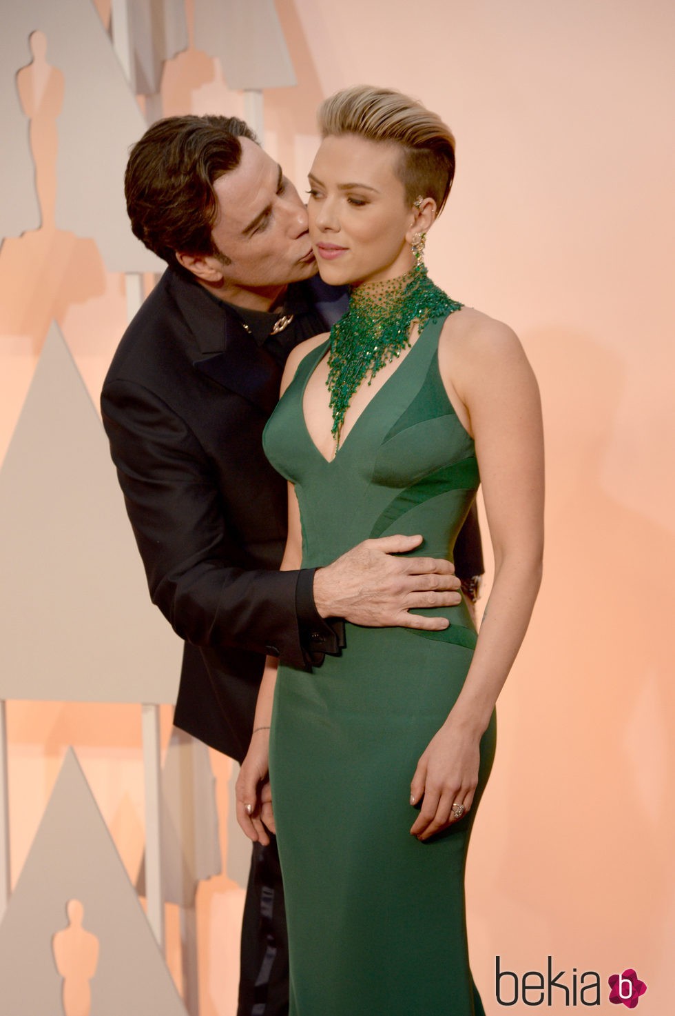 John Travolta da un beso a Scarlett Johansson en la alfombra roja de los Oscar 2015