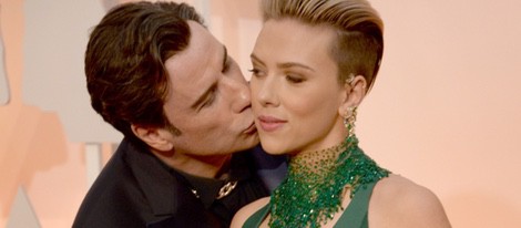 John Travolta da un beso a Scarlett Johansson en la alfombra roja de los Oscar 2015