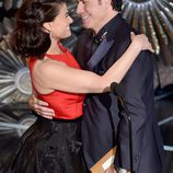 Idina Menzel y John Travolta presentan un premio en la gala de los Oscar 2015