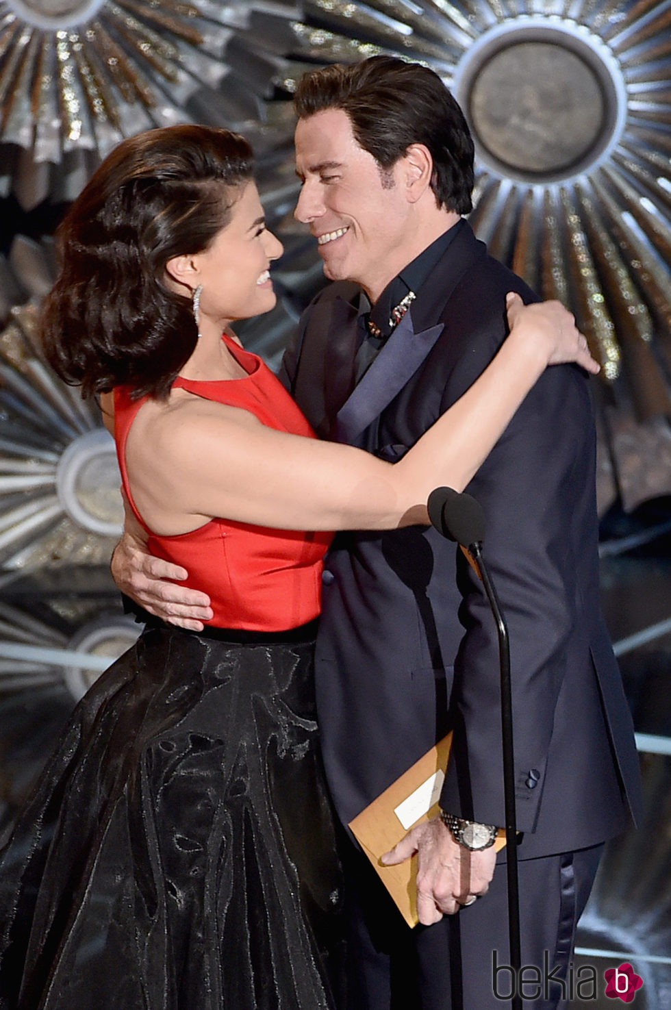 Idina Menzel y John Travolta presentan un premio en la gala de los Oscar 2015