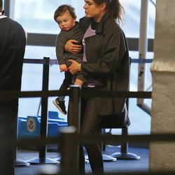 Carlota Casiraghi y su hijo Raphaël en el aeropuerto de Los Angeles