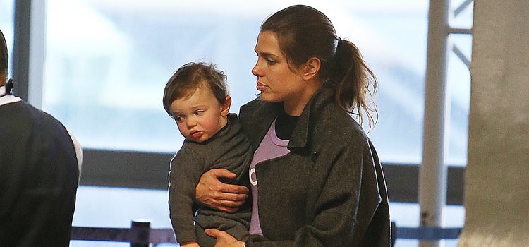 Carlota Casiraghi y su hijo Raphaël en el aeropuerto de Los Angeles