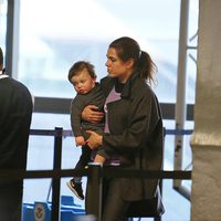 Carlota Casiraghi y su hijo Raphaël en el aeropuerto de Los Angeles