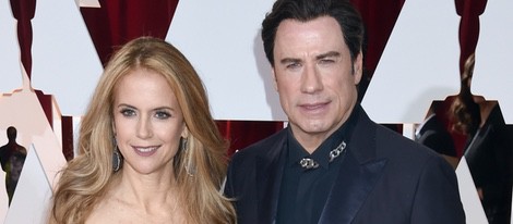 Kelly Preston y John Travolta en la alfombra roja de los Oscar 2015