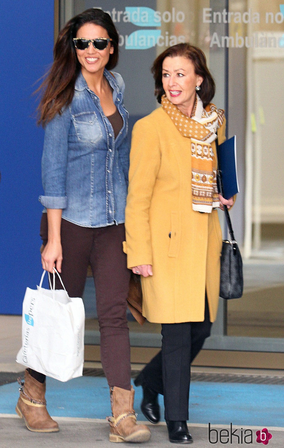 Lara Álvarez y la madre de Fernando Alonso saliendo del hospital de Barcelona