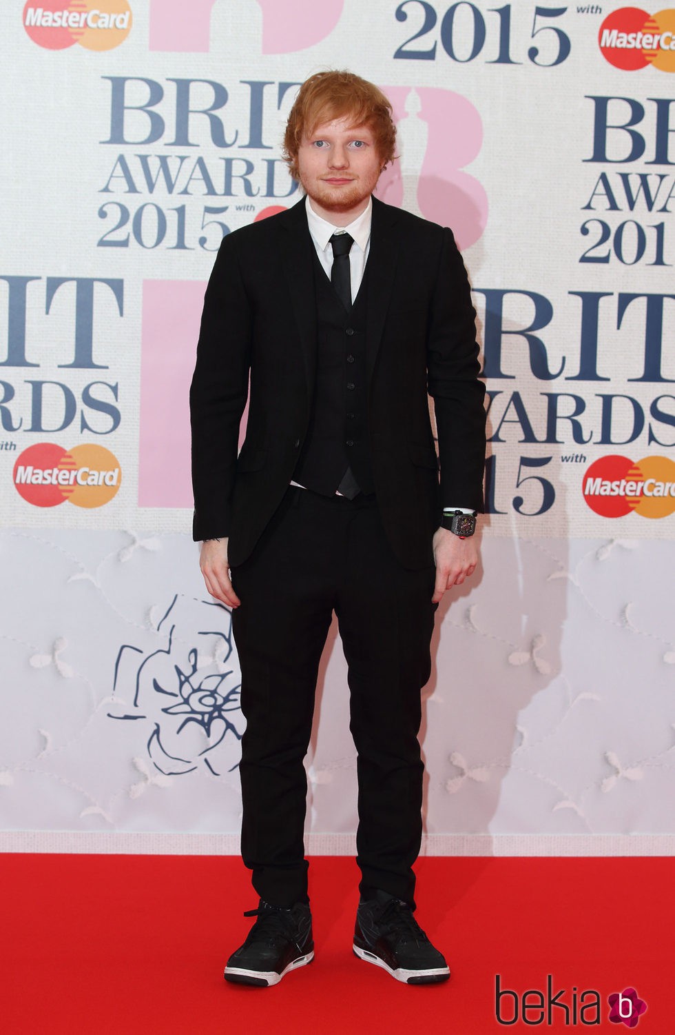 Ed Sheeran en la alfombra roja de los Brit Awards 2015